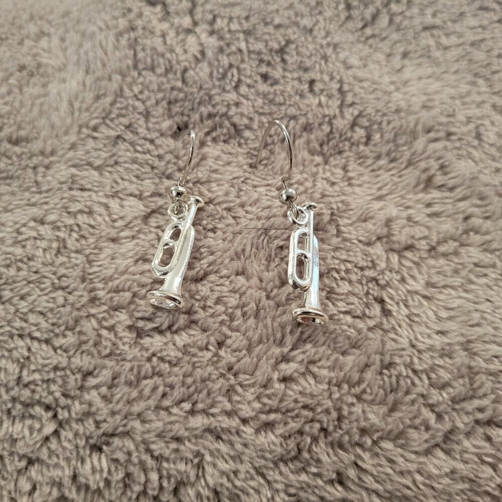 Trumpet Cornet Womens Earrings One Pair Music Silver Tone Alloy Band E89E